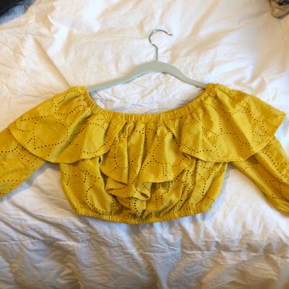 Cropped sleeve yellow top
